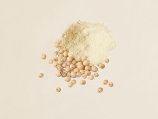 92% Soybeans and soybean powder